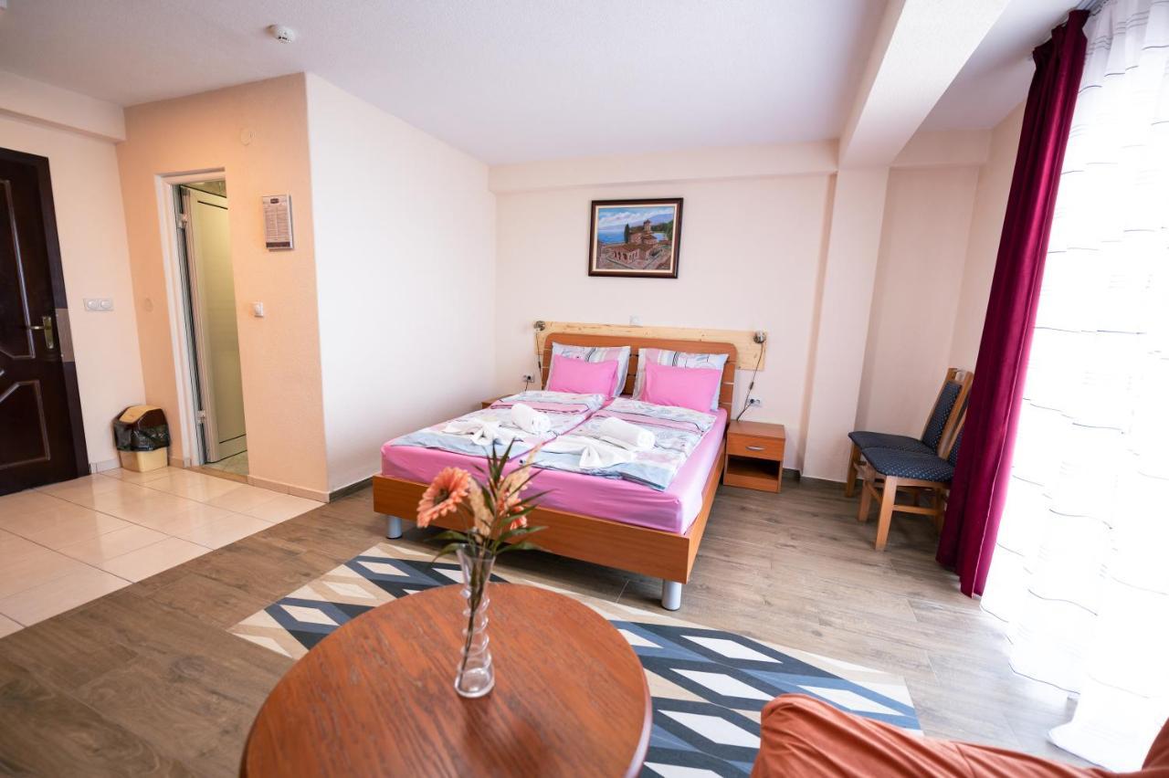 Hotel Holiday-M Ohrid Kültér fotó